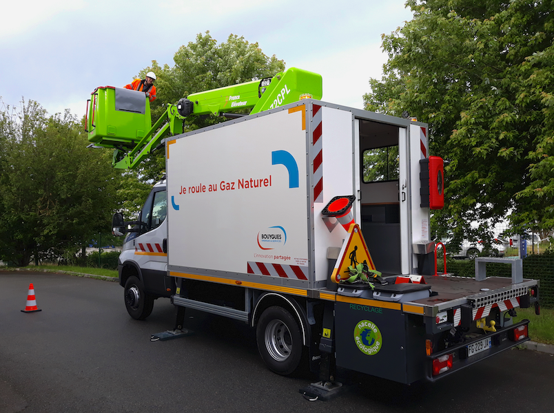 photo professionnels camion nacelle bouygues energie sciences 